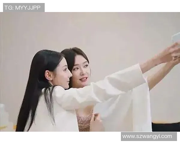 女主播与足球明星同框合影展现魅力瞬间引发粉丝热议